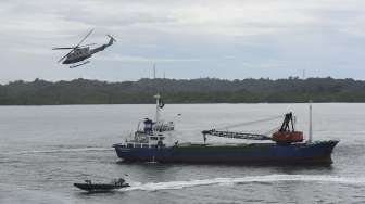 Satgas Trilateral Maritim Patrol (TMP) Indomalphi melakukan penyergapan untuk menguasai Kapal Motor Bunga Teratai yang dibajak oleh kelompok bersenjata saat demonstrasi peluncuran TMP Indomalphi di Perairan Tarakan, Tarakan, Kalimantan Utara, Senin (19/6)