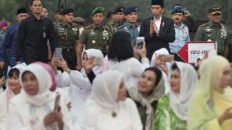 Presiden Joko Widodo menghadiri acara buka puasa bersama di Markas Besar TNI Cilangkap, Jakarta, Senin (19/6).