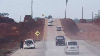 Kendaraan melintasi jalan tol fungsional Brebes-Batang di Batang, Jawa Tengah, Selasa (20/6).