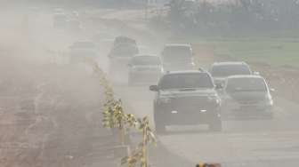 Kendaraan melintasi jalan tol fungsional Brebes-Batang di Batang, Jawa Tengah, Selasa (20/6).