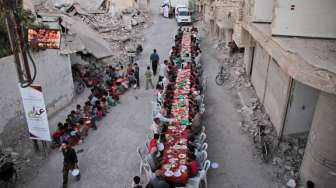 Warga Suriah di Douma berbuka puasa bersama. (AFP)