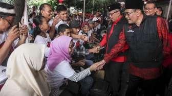 Gubernur DKI Jakarta Djarot Saiful Hidayat bersama dengan Sekjen PDIP Hasto Kristianto melepas keberangkatan para pemudik yang digelar secara gratis di DPP PDIP Lenteng Agung, Jakarta, Kamis (22/6).