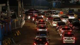 Suasana antrian kendaraan yang akan melakukan penyeberangan di Pelabuhan Merak, Banten, Jumat (23/6) pagi.