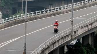 Sejumlah kendaraan melintas di di kawasan Jalan Gatot Subroto, Jakarta, Jumat (23/6).