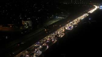 Jumat Malam, Tol Jakarta-Cikampek Masih Padat, Laju 20-30 Km/Jam