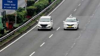 Sejumlah kendaraan melintas di di kawasan Jalan Gatot Subroto, Jakarta, Jumat (23/6).