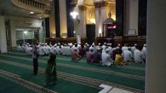 Jemaah Masjid Al-Marzuqiyah Cipinang Rayakan Idul Fitri Senin