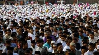 Ribuan umat muslim melaksanakan Salat Idul Fitri 1438 Hijriah di Lapangan Merdeka, Kota Solok, Sumatera Barat, Minggu (25/6). [Suara.com/Kurniawan Mas'ud]