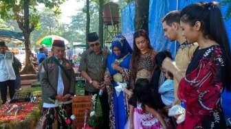 Makam almarhumah Julia Perez kembali ramai dikunjungi peziarah pada Minggu (25/6/2017). [Suara.com/Aditya Gema Pratomo]