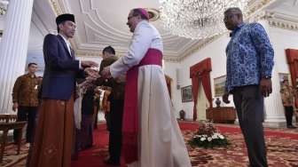 Presiden Joko Widodo (kiri) menerima sederet tokoh dalam dan luar negeri saat silaturahmi dan halalbihalal Hari Raya Idul Fitri 1438 Hijriah di Istana Negara, Jakarta, Minggu (25/6).[Antara/Puspa Perwitasari]