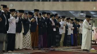 Presiden Joko Widodo (kelima kiri) bersama Wakil Presiden Jusuf Kalla (keenam kiri) melaksanakan Salat Idul Fitri 1438 Hijriah di Masjid Istiqlal, Jakarta, Minggu (25/6). [Antara/Puspa Perwitasari]