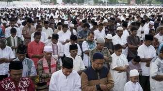 Ribuan umat muslim melaksanakan Salat Idul Fitri 1438 Hijriah di Lapangan Merdeka, Kota Solok, Sumatera Barat, Minggu (25/6). [Suara.com/Kurniawan Mas'ud]