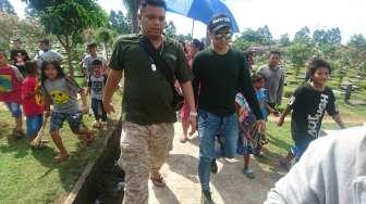 Ziarah ke Makam Olga, Raffi Ahmad 'Ditodong' Anak-anak