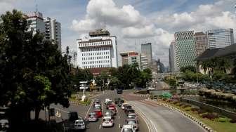 Sejumlah kendaraan melintas di Jalan Merdeka Utara, Jakarta, Rabu (28/6/2017). Polda Metro Jaya tidak memberlakukan aturan ganjil-genap selama libur cuti Lebaran. (Suara.com/Oke Atmaja)