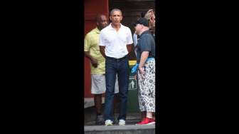 Barack Obama ke Kuil Tirtha Empul, Tampaksiring. (AFP)