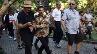 Barack Obama ke Kuil Tirtha Empul, Tampaksiring. (AFP)