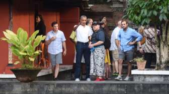 Barack Obama ke Kuil Tirtha Empul, Tampaksiring. (AFP)