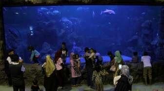 Pengunjung memadati area Seaworld, di Taman Impian Jaya Ancol, Jakarta, Rabu (28/6). [Suara.com/Oke Atmaja]