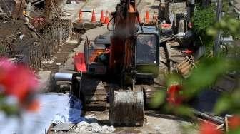 Pembangunan proyek underpass  di perempatan Matraman, Jakarta, Kamis (29/6).