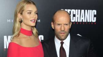 Jason Statham Terima Tantangan Bottle Cap Challenge, Lihat Aksinya Yuk