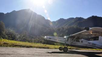 Lapangan Terbang Perintis Arwanop, Distrik Tembagapura, Timika, Papua, Kamis (29/6).