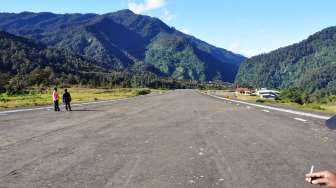 Lapangan Terbang Perintis Arwanop, Distrik Tembagapura, Timika, Papua, Kamis (29/6).