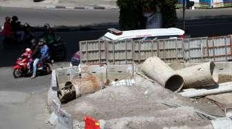 Pembangunan proyek underpass  di perempatan Matraman, Jakarta, Kamis (29/6).