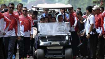 Presiden Joko Widodo bersama Ibu Negara Iriana Joko Wododo serta putranya Kaesang Pangarep dan Kahiyang Ayu mengunjungi Pusat Primata Schmutzer di Kebun Binatang Ragunan Jakarta, Kamis (29/6).