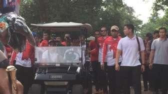 Jokowi, Iriana, Kaesang, Kahiyang Naik Mobil Golf di Ragunan