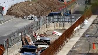 Pembangunan proyek underpass  di perempatan Matraman, Jakarta, Kamis (29/6).