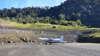 Lapangan Terbang Perintis Arwanop, Distrik Tembagapura, Timika, Papua, Kamis (29/6).