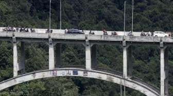 Jembatan Kelok Sembilan, Kabupaten 50 Kota, Sumatera Barat, Jumat (30/6).