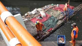 Petugas Dinas Kebersihan DKI Jakarta membersihkan sampah di Kali Tanah Abang, Jakarta, Jumat (30/6).