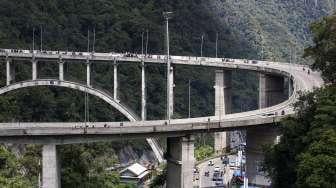 Jembatan Kelok Sembilan, Kabupaten 50 Kota, Sumatera Barat, Jumat (30/6).