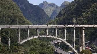 Jembatan Kelok Sembilan, Kabupaten 50 Kota, Sumatera Barat, Jumat (30/6).