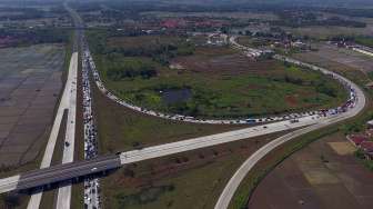 Kendaraan terjebak kemacetan di Tol Cipali arah Jakarta keluar menuju gerbang tol Subang, Jawa Barat, Sabtu (1/7).