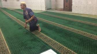 Darah Brimob yang Ditikam Teroris Masih Membekas di Karpet Masjid