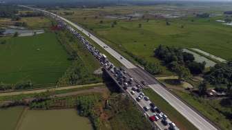 Kendaraan terjebak kemacetan di Tol Cipali arah Jakarta keluar menuju gerbang tol Subang, Jawa Barat, Sabtu (1/7).