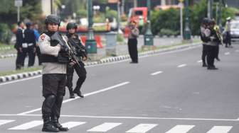 Anggota kepolisian berjaga sebelum iring-iringan kendaraan yang membawa mantan Presiden AS Barack Obama dan keluarganya meninggalkan Hotel Mandarin Oriental, menuju Bandara Halim Perdanakusuma, di Jakarta, Minggu (2/7/2017). [Antara/Akbar Nugroho Gumay]