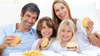 Tips Agar Makanan Cepat Saji Bisa Lebih Sehat Untuk Anak