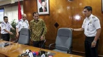 Menteri Perhubungan Budi Karya Sumadi didampingi Dirjen Perhubungan Darat Pudji Hartanto Iskandar memberikan keterangan pers tentang penetapan tarif baru taksi online di Jakarta, Senin (3/7).