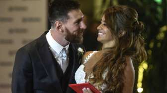 Lionel Messi bersama isterinya, Antonella Rocuzzo [AFP]