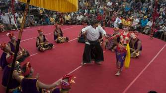 Pementasan tari kolaborasi Genjek-Joged di Pesta Kesenian Bali ke-39, Taman Budaya Denpasar, Selasa (4/7). 