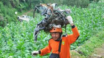 Sejumlah anggota SAR melakukan proses evakuasi serpihan helikopter Basarnas yang mengalami kecelakaan di gunung Butak Desa Canggal, Candiroto,Temanggung, Jateng, Rabu (5/7).