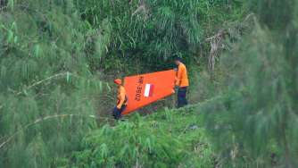 Sejumlah anggota SAR melakukan proses evakuasi serpihan helikopter Basarnas yang mengalami kecelakaan di gunung Butak Desa Canggal, Candiroto,Temanggung, Jateng, Rabu (5/7).