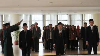 Komisi Pemberantasan Korupsi (KPK) melantik tiga penasihat baru yaitu (dari kiri) Budi Santoso, Moh.Tsani Annafari, dan Sarwono Sutikno di Auditorium Gedung KPK, Jakarta, Kamis (6/7).