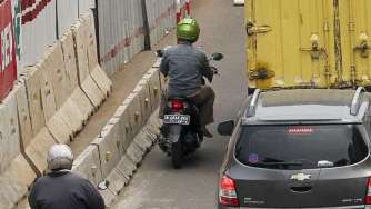 Suasana kemacetan kendaraan yang terjadi di ruas arteri MT Haryono, Cawang menuju Pancoran, Jakarta, Kamis (6/7).