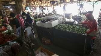 Suasana aktivitas jual-beli bahan kebutuhan pokok di Pasar Senen, Jakarta, Jumat (7/7/2017). [Suara.com/Kurniawan Mas'ud]