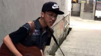 Seperti Tony Stark, Pengamen Ini Gunakan Alat Musik Otomatis