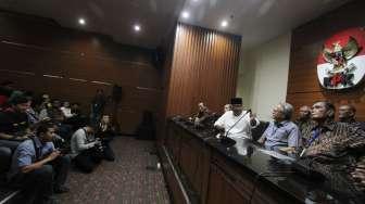 Sejumlah mantan pimpinan KPK saat memberikan keterangan kepada media terkait dukungan bagi KPK dan upaya hak angket DPR, di Gedung KPK, Jakarta, Jumat (7/7/2017). [Suara.com/Oke Atmaja]